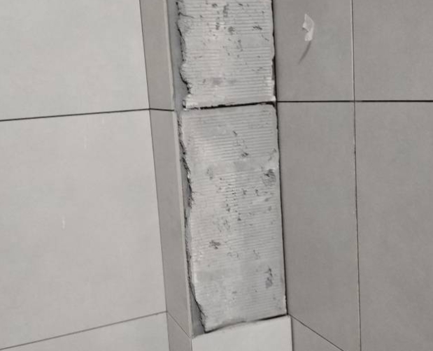 汉寿瓷砖空鼓维修公司分享下瓷砖施工前基层浇水润湿程度不足，可能导致以下问题
